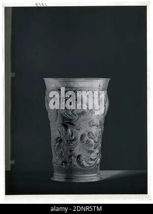 Wilhelm Weimar, tumbler, glass negative, black and white negative process, total: height: 23.8 cm; width: 17.8 cm, numbered: top left : in black ink: 1319, photography, work of applied art (metals), jug, mug, cup, goblet, set table/tableware, table decoration, flower ornaments, arts and crafts, decorative arts, industrial design Stock Photo