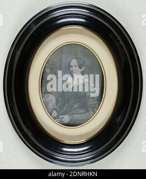 portrait of a woman, daguerreotype, picture size: height: 9,60 cm; width: 7,30 cm, numbered: verso and: in black ink on label: D.S. 363, label: verso o.: typographically printed: SPIEGEL & FENSTERGLAS, H. HORNEMANN, Hamburg, Hermanstrasse 7, framing of pictures, portrait photography, half-length portrait, historical person, woman, seated figure Stock Photo