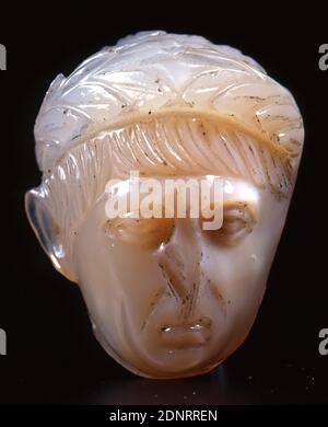 Portrait of the Emperor Trajan, chalcedony, cut, engraved, smoothed, chalcedony, total: height: 4.5 cm; width: 3.7 cm; depth: 2.8 cm, sculptures, three-dimensional sculptures, small sculptures/small-scale art, portrait, man, head, face, hairstyle, hair fashion, hair curl, tuft, strand, ruler portrait, state portrait, ruler/countryman, wreath, garland, historical person, emperor, Marcus Ulpius Traianus, Trajan, Roman antiquity, This portrait belongs to one of only a small number of portraits of Roman emperors in small format that have survived. It was cut from the semi-precious stone chalcedony Stock Photo