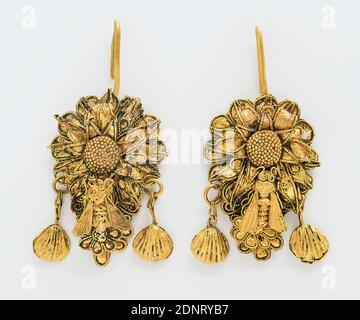 earrings in the form of a flower with a bee, property of the Stiftung Hamburger Kunstsammlungen, gold, welded, granulated, enamelled, embossed, embossed, forged, gold, embossed, granulated, welded, total: height: 44.5 mm; Width: 21 mm, Earrings (women's clothing), Body jewelry, Bee, Flowers, Animals as ornament, High Classical (Greek antiquity), Greek antiquity, The filigree earrings consist of two almost identical pendants. An open flower is placed on a large gold plate rosette, which is bordered with notched gold wire. Stock Photo