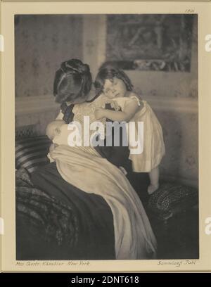 Gertrude Käsebier, mother with children, paper, platinum print, picture size: height: 20,30 cm; width: 15,10 cm, inscribed: recto: below the picture in black ink: Mrs. Gertr. Käsebier New York. Collection Juhl, gray label printed: Gertrud Käsebier, USA Mother with children Platinum print, 1901, in ballpoint pen: Repro. Pl. 31713 July 1964, in black ink: box 7. mother with children, stamp and in lead: cabinet no. 26, box no.7, stamp of the Landesbildstelle Hamburg next to it box 7, in lead at the top margin: 66 (crossed out) 35. Stock Photo