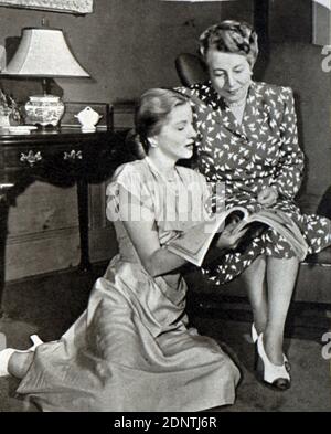 Photograph of Lillian Fontaine (1886-1975) with her daughter Joan Fontaine (1917-2013). Stock Photo