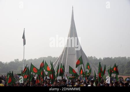 People pay their respect at the national memorial of the 1971 Bangladesh independence war's martyrs to mark the country's Victory Day in Savar, Bangla Stock Photo