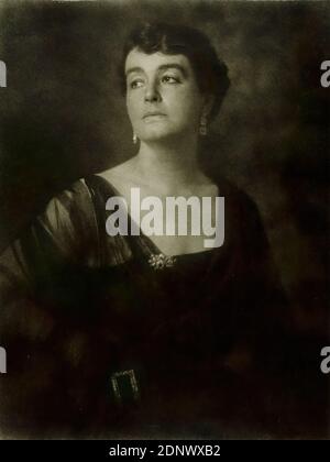 Franz Grainer, portrait of a woman, Staatliche Landesbildstelle Hamburg, collection on the history of photography, paper, bromoil print, image size: height: 40,3 cm; width: 30,2 cm, signed, in lead: Grainer, stamp: verso u. l.: stamp and object inscription of the Staatliche Landesbildstelle Hamburg, portrait photography, bust, three-quarter view, fashion, clothing, woman, portrait Stock Photo
