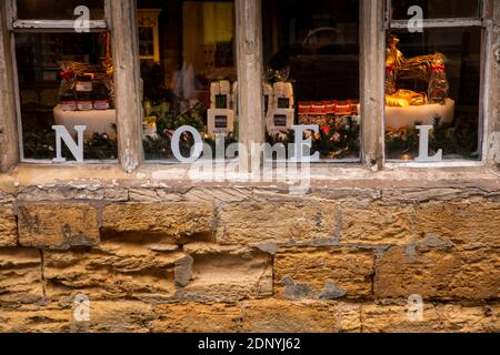 UK, Gloucestershire, Stow on the Wold, High Street, NOEL Christmas letters in window of Cotswold Chocolate shop Stock Photo