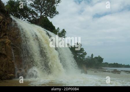 Toroan Waterfall in Sampang, Madura, flows directly into the Java Sea Stock Photo