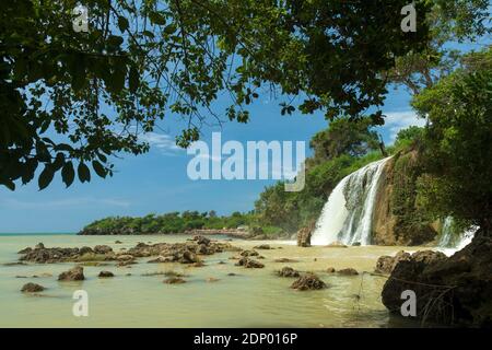 Toroan Waterfall in Sampang, Madura, flows directly into the Java Sea Stock Photo