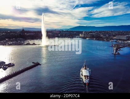 Beautiful drone view of CGN's tourist boat going to Geneva and its Jet d'Eau, Switzerland. Magnifique vue du ciel d'un bateau entrant à Genève, Suisse. Stock Photo
