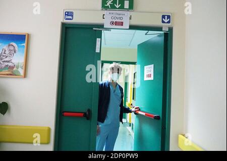 Italy, Arezzo, December 18, 2020 : Covid-19 virus pandemic. Coronavirus emergency. San Donato Hospital, doctors and nurses at work in the intensive care unit for coronavirus disease.    Photo © Daiano Cristini/Sintesi/Alamy Live News Stock Photo