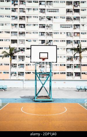 Hong Kong, Choi Hung, basketball ground in front of an apartment block Stock Photo