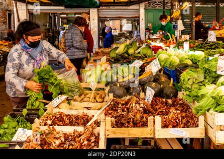 Local People Buying Fresh Vegetables From A Market In The Rialto Bridge Area Of Venice, Venice, Italy. Stock Photo