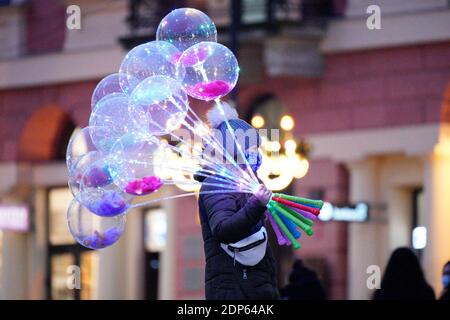 Warsaw, Poland. 18th Dec, 2020. A woman wearing a face mask sells electronically lit balloons on the street in Warsaw, Poland, Dec. 18, 2020. Poland confirmed on Friday 11,013 new COVID-19 cases, bringing the country's total caseload to 1,182,864, according to the country's health ministry. The ministry also reported 426 new deaths from the virus, raising the national death toll to 24,771. The Polish government announced on Thursday a nationwide lockdown from Dec. 28 to Jan. 17 in an effort to contain the COVID-19 epidemic. Credit: Jaap Arriens/Xinhua/Alamy Live News Stock Photo