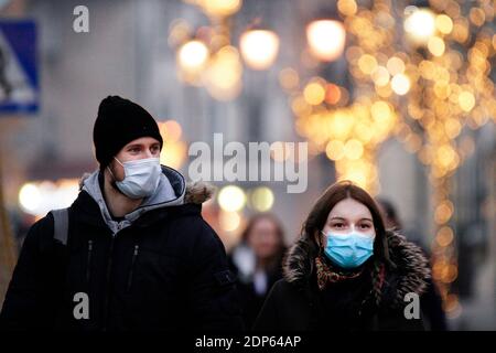 Warsaw, Poland. 18th Dec, 2020. People wearing face masks are seen in Warsaw, Poland, Dec. 18, 2020. Poland confirmed on Friday 11,013 new COVID-19 cases, bringing the country's total caseload to 1,182,864, according to the country's health ministry. The ministry also reported 426 new deaths from the virus, raising the national death toll to 24,771. The Polish government announced on Thursday a nationwide lockdown from Dec. 28 to Jan. 17 in an effort to contain the COVID-19 epidemic. Credit: Jaap Arriens/Xinhua/Alamy Live News Stock Photo