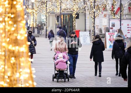 Warsaw, Poland. 18th Dec, 2020. People wearing face masks are seen in Warsaw, Poland, Dec. 18, 2020. Poland confirmed on Friday 11,013 new COVID-19 cases, bringing the country's total caseload to 1,182,864, according to the country's health ministry. The ministry also reported 426 new deaths from the virus, raising the national death toll to 24,771. The Polish government announced on Thursday a nationwide lockdown from Dec. 28 to Jan. 17 in an effort to contain the COVID-19 epidemic. Credit: Jaap Arriens/Xinhua/Alamy Live News Stock Photo