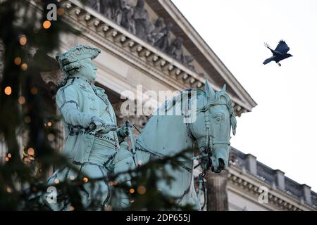 Brunswick, Germany. 19th Dec, 2020. A crow flies past the Residence Palace in front of the equestrian statue of Duke Carl Wilhelm Ferdinand. Stricter rules for the containment of the corona virus have been in force since 16.12.2020. Credit: Swen Pförtner/dpa/Alamy Live News Stock Photo