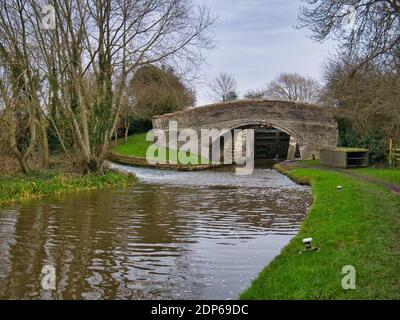 Bridge 108 and the lower gates of Wharton's Lock on the Shropshire Union Canal near Beeston in Cheshire, England, UK. Stock Photo