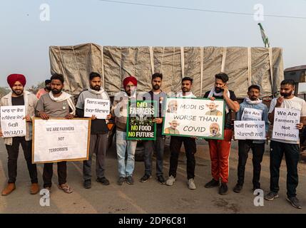 anti government slogans written by youth at delhi border. Stock Photo