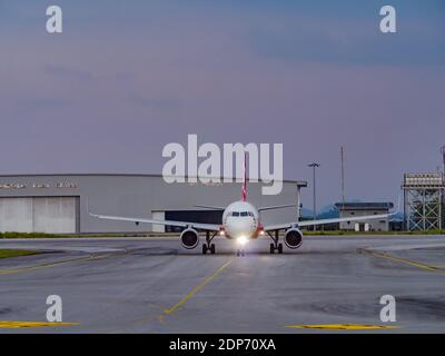 Air Asia Airbus A320 arriving at Kuching International Airport in Kuching, Sarawak, Malaysia Stock Photo