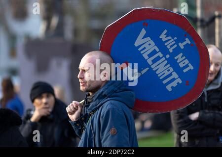 Protester holding a 'I will not vaccinate' placard during COVID-19 anti-vaccine protest, Parliament Square, London, 14 December 2020 Stock Photo