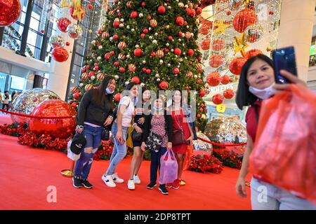 Kuala Lumpur, Malaysia. 19th Dec, 2020. People pose for photos in front of Christmas decorations at a shopping mall in Kuala Lumpur, Malaysia, Dec. 19, 2020. Credit: Chong Voon Chung/Xinhua/Alamy Live News Stock Photo