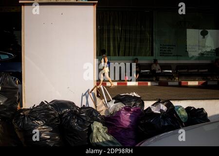 LAO - VIENTIANE LA COMPROMISE Même si elle se rapproche du million d’habitants, Vientiane a encore les allures d’une bourgade à côte des mégapoles des Stock Photo