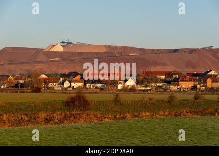 Slag heap, Zielitz potash plant, in the foreground the village of Loitsche, Saxony-Anhalt, Germany Stock Photo