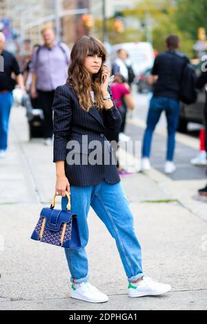MILAN, ITALY - SEPTEMBER 20, 2018: Woman with purple Goyard bag and Jaeger  Lecoultre watch looking at smartphone before Max Mara fashion show, Milan F  Stock Photo - Alamy