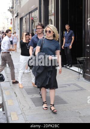 DIANNA AGRON SORT DU RESTAURANT LE COSTES POUR SE RENDRE À GARE DU NORD  Photo by Nasser Berzane/ABACAPRESS.COM Stock Photo - Alamy
