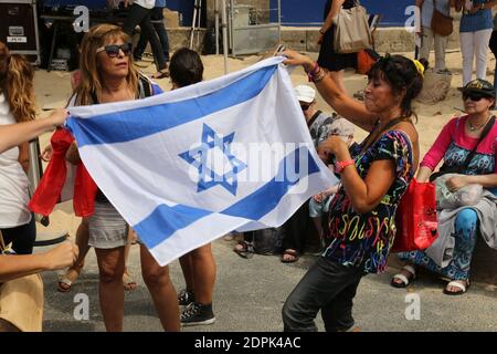 Manifestation pro-palestinienne lors de l'évènement 'Tel-Aviv sur Seine' dans le cadre de Paris Plages à Paris, le 13 août 2015. Environ 500 policiers et de gendarmes ont été mobilisés pour cette journée. Photo by Nasser Berzane/ABACAPRESS.COM Stock Photo
