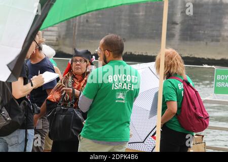 Manifestation pro-palestinienne lors de l'évènement 'Tel-Aviv sur Seine' dans le cadre de Paris Plages à Paris, le 13 août 2015. Environ 500 policiers et de gendarmes ont été mobilisés pour cette journée. Photo by Nasser Berzane/ABACAPRESS.COM Stock Photo