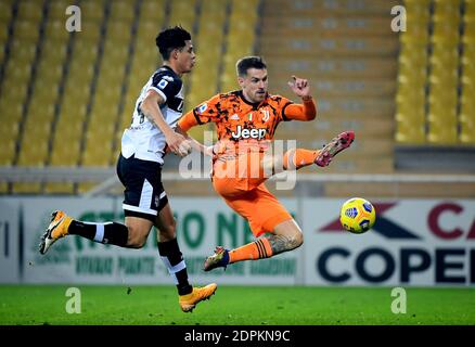 Parma, Italy. 19th Dec, 2020. FC Juventus' Aaron Ramsey (R) vies with Parma's Jordan Osorio during a Serie A football match between Parma and FC Juventus in Parma, Italy, Dec. 19, 2020. Credit: Alberto Lingria/Xinhua/Alamy Live News Stock Photo