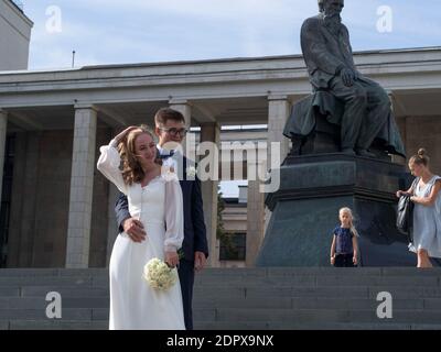 Moscow, Russia. 6th Sep, 2020. A newlywed couple pose for photos on the steps of the Russian State Library in downtown Moscow. Credit: Alexander Sayganov/SOPA Images/ZUMA Wire/Alamy Live News Stock Photo
