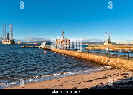 CROMARTY BLACK ISLE PENINSULAR SCOTLAND PART OF THE BEACH THE SMALL HARBOUR AND OIL PLATFORMS Stock Photo