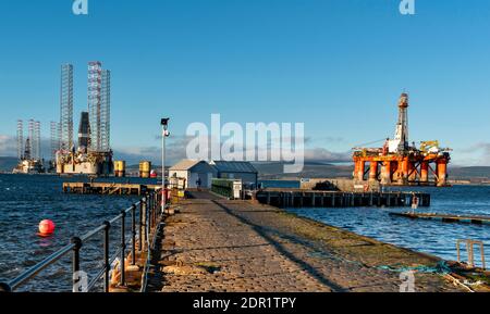 CROMARTY BLACK ISLE PENINSULAR SCOTLAND THE HARBOUR JETTY AND OIL RIGS OR PLATFORMS IN THE FIRTH Stock Photo