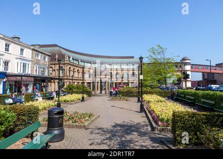 View from Station Square towards Victoria Shopping Centre in Harrogate, North Yorkshire Stock Photo