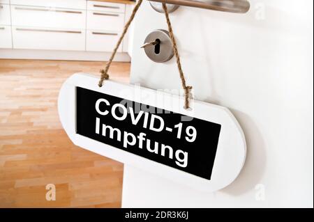 Corona Virus Covid 19 Konzept Tür mit Schild Impfung Stock Photo