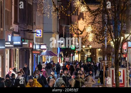 Adventswochenende in der Düsseldorfer Altstadt nach dem Lockdown in der Corona Krise – Fußgängerzone Flinger Straße Stock Photo
