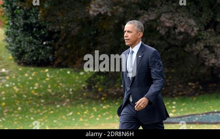 US President Barack Obama departs the White House in Washington, DC, USA, October 27, 2015. Obama heads to Chicago where he will deliver remarks at the International Association of Chiefs of Police Annual Conference and Exposition. Photo by Olivier Douliery/ABACAPRESS.COM Stock Photo