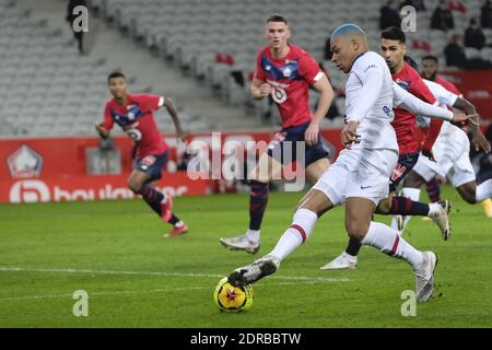 Villeneuve D'Ascq, France. 20th Dec, 2020. Paris SG Forward KYLIAN MBAPPE in action during the French championship soccer, Ligue 1 Uber Eats, between Lille and Paris Saint Germain at Pierre Mauroy Stadium - Villeneuve d'Ascq.Second wave in France of COVID-19 : the French government has decided on total containment and a curfew at 8 p.m. as well as all sporting events will be played without spectators, until further notice Credit: Pierre Stevenin/ZUMA Wire/Alamy Live News Stock Photo