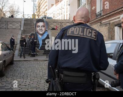 Deux artistes de street art, Zag et Sia réalisent une fresque par anamorphose représentant Coluche sur un escalier prés de la rue Gazan dans le 14eme arrondissement de Paris ou le comique a vécu pendant une douzaine d?années. Le projet veut rappeler qu?il y a 30 ans les Restos du C?ur servaient leurs premiers repas. La police, prévenue par des riverains est venue verifier la légalité du projet ( validé par par le maire d'arrondissement). Paris, France le 31 décembre 2015. Photo by Christophe Geyres/ABACAPRESS.COM Stock Photo