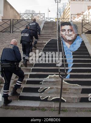 Deux artistes de street art, Zag et Sia réalisent une fresque par anamorphose représentant Coluche sur un escalier prés de la rue Gazan dans le 14eme arrondissement de Paris ou le comique a vécu pendant une douzaine d?années. Le projet veut rappeler qu?il y a 30 ans les Restos du C?ur servaient leurs premiers repas. La police, prévenue par des riverains est venue verifier la légalité du projet ( validé par par le maire d'arrondissement). Paris, France le 31 décembre 2015. Photo by Christophe Geyres/ABACAPRESS.COM Stock Photo