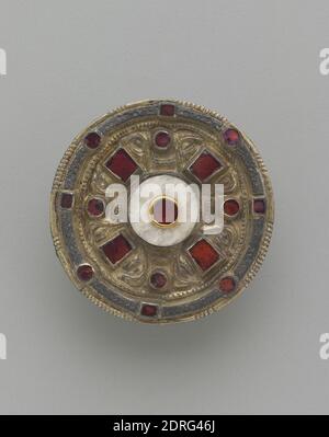 Keystone garnet inlaid disc brooch, 7th century A.D., Gilded silver with incised niello border and garnets set in raised gold cells; Bronze hinge, pin, and catchplate., 0.4 cm (3/16 in.), On view*, Anglo-Saxon, Kentish, Anglo-Saxon, 7th century A.D., Jewelry Stock Photo