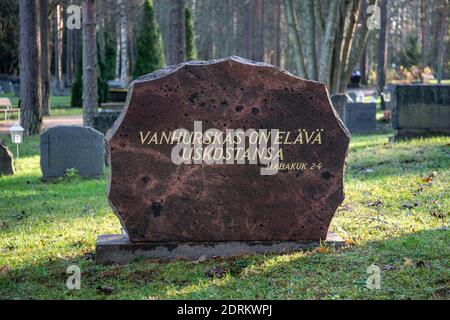 Vanhurskas on elävä uskostansa. Habakuk 2:4. Text on a gravestone. Stock Photo