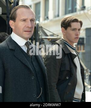 RALPH FIENNES and PETER MOUNTAIN in THE KING'S MAN (2020), directed by MATTHEW VAUGHN. Credit: 20TH CENTURY FOX / Album Stock Photo