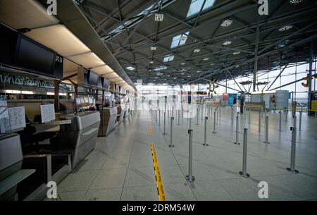 Cologne, Germany. 21st Dec, 2020. Terminal 2 at Cologne/Bonn Airport is unused. Only a few flights land and take off in the days before Christmas. Credit: Henning Kaiser/dpa/Alamy Live News Stock Photo