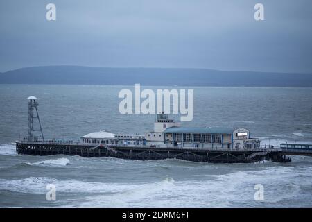 Bournemouth, Dorset. 11 November 2014   A cold and wet November day on the beach near Bournemouth Pier.. 11 November 2014. Photo: Neil Turner Stock Photo