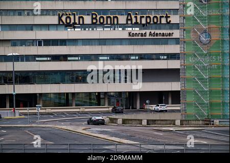 Cologne, Germany. 21st Dec, 2020. The parking deck in front of Cologne/Bonn Airport is almost empty. Only a few flights land and take off in the days before Christmas. Credit: Henning Kaiser/dpa/Alamy Live News Stock Photo