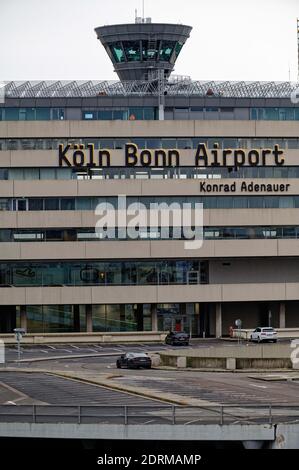 Cologne, Germany. 21st Dec, 2020. The parking deck in front of Cologne/Bonn Airport is almost empty. Only a few flights land and take off in the days before Christmas. Credit: Henning Kaiser/dpa/Alamy Live News Stock Photo