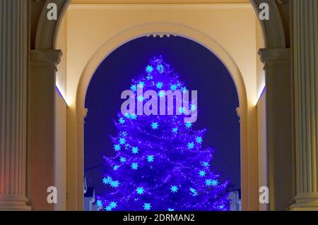 Potsdam, Germany. 10th Dec, 2020. A Christmas tree decorated in blue with fairy lights stands on the square in front of the Brandenburg Gate at the entrance to Brandenburger Straße. Credit: Soeren Stache/dpa-Zentralbild/ZB/dpa/Alamy Live News Stock Photo