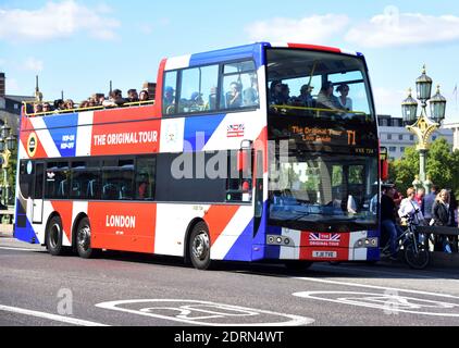 London, UK. 08th Sep, 2019. A sightseeing bus takes tourists across Tower Brigde Credit: Waltraud Grubitzsch/dpa-Zentralbild/ZB/dpa/Alamy Live News Stock Photo
